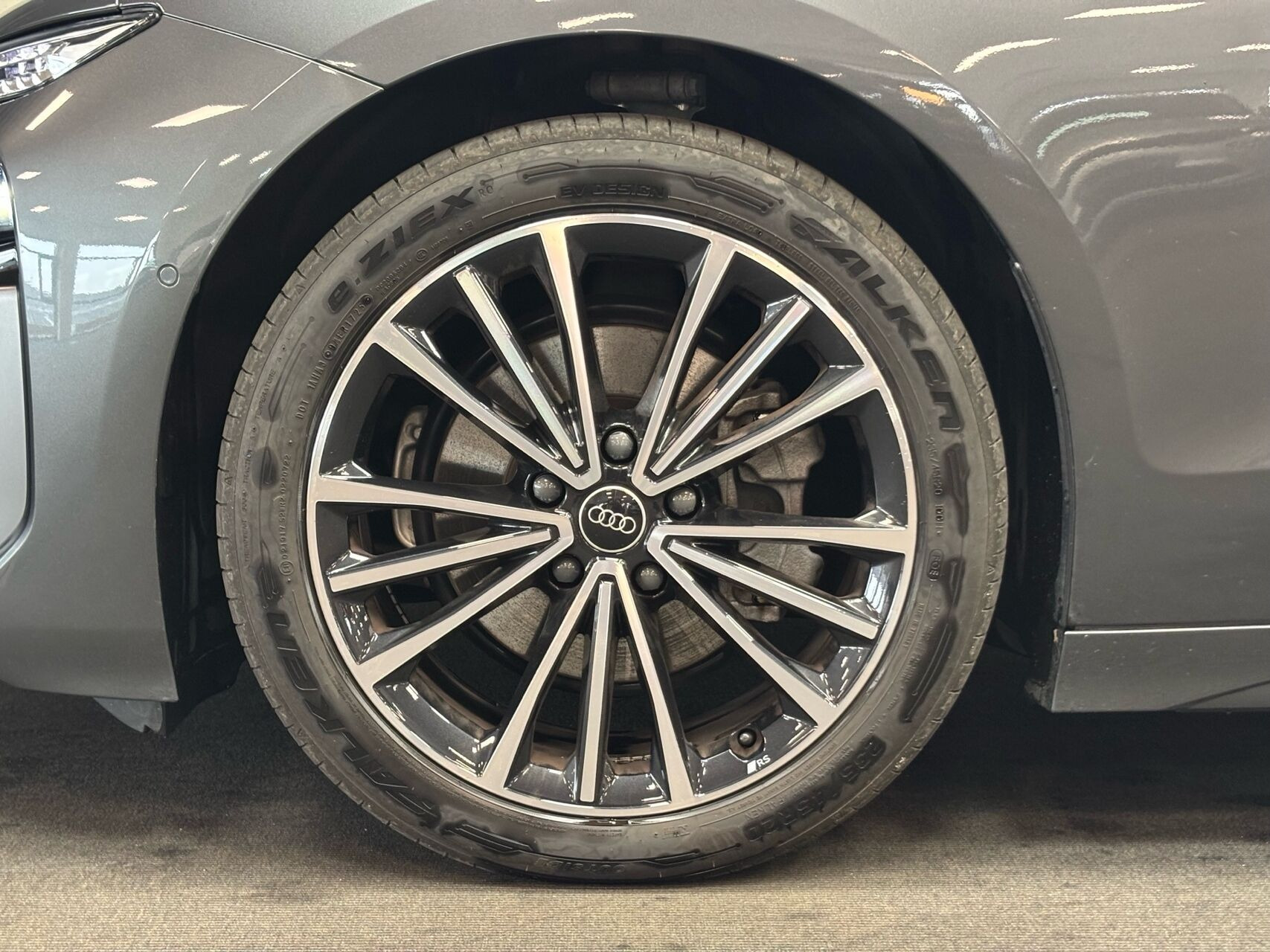 Grå Audi A6 fra 2025
