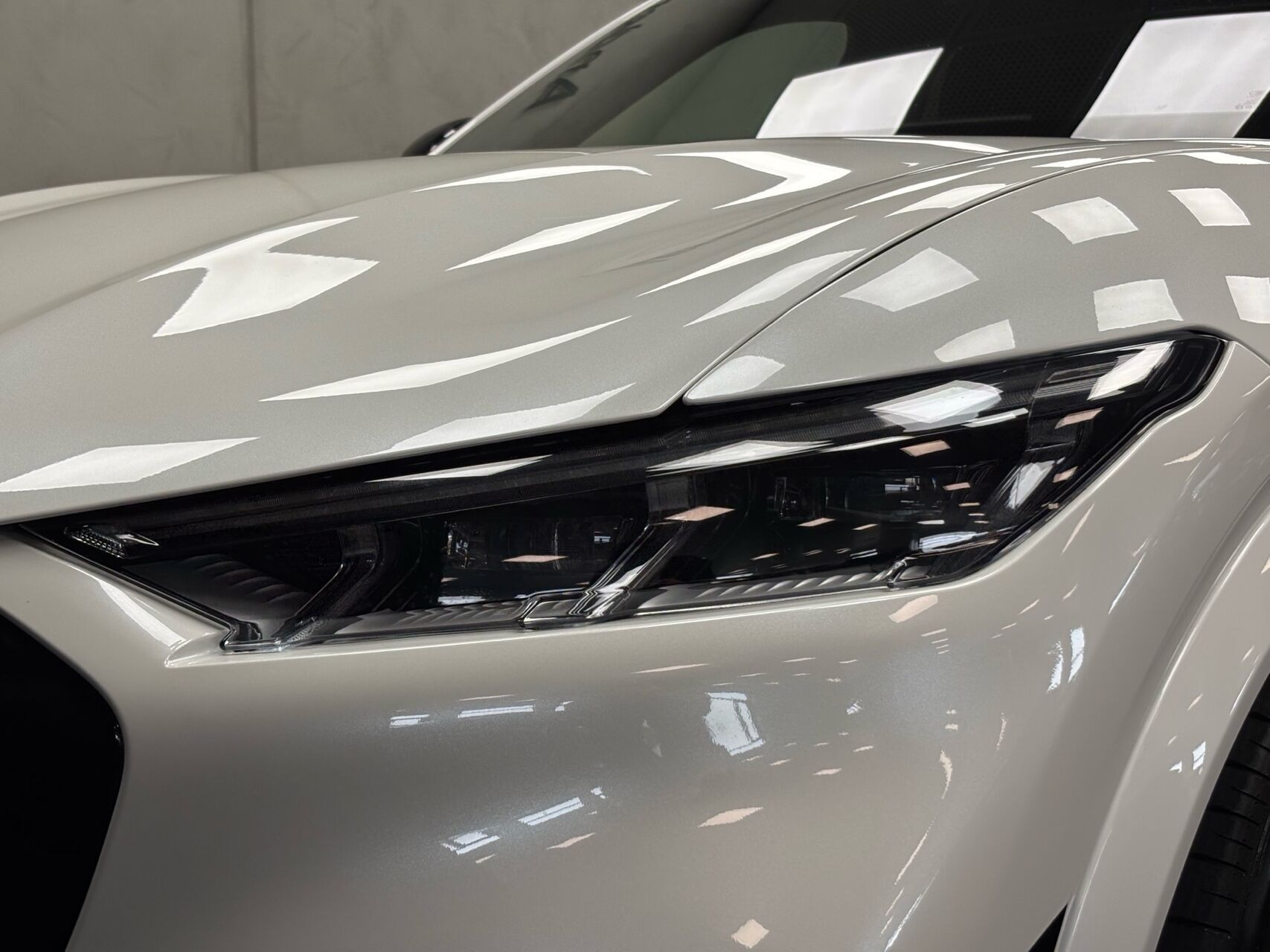 Hvid Ford Mustang Mach-E fra 2025