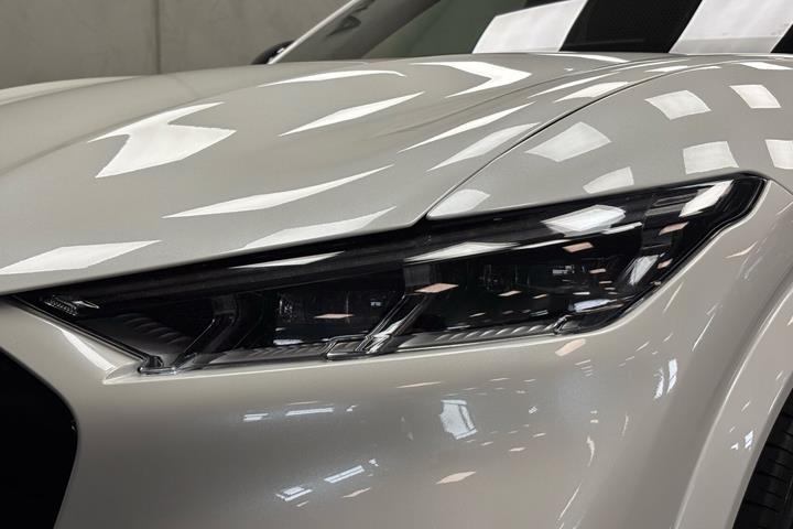 Hvid Ford Mustang Mach-E fra 2025