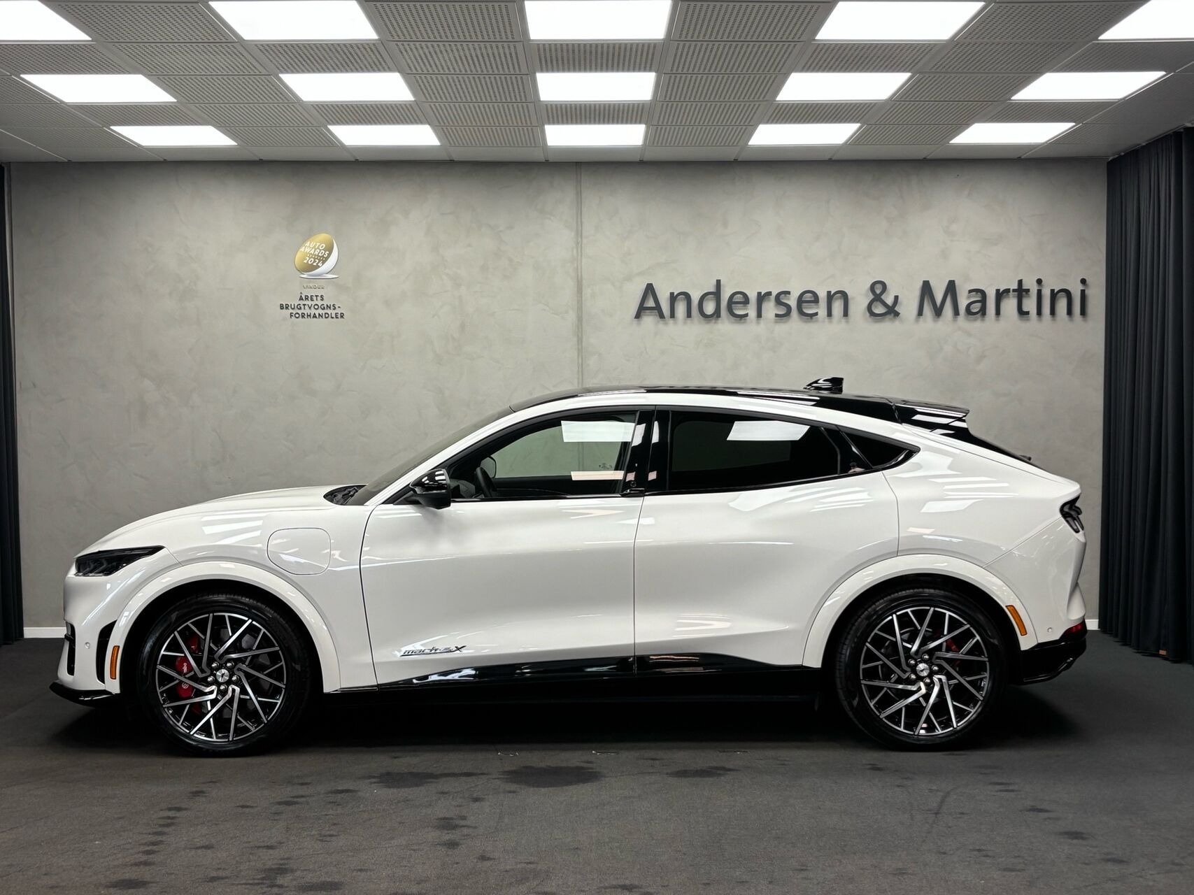 Hvid Ford Mustang Mach-E fra 2025