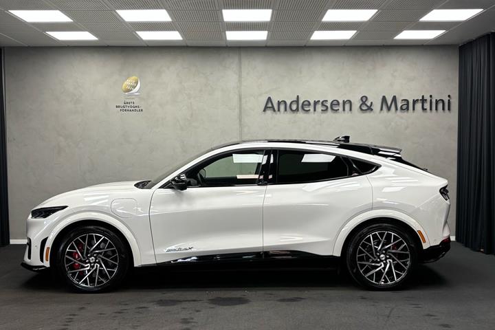 Hvid Ford Mustang Mach-E fra 2025