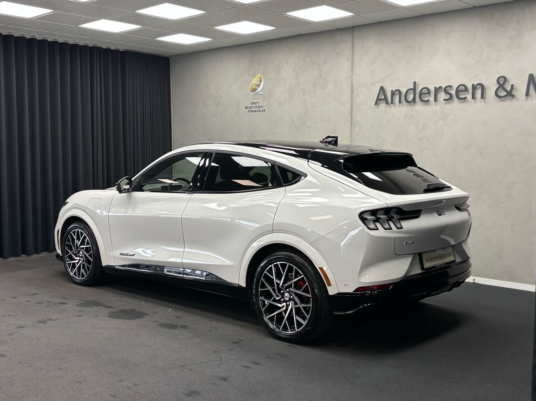 Hvid Ford Mustang Mach-E fra 2025
