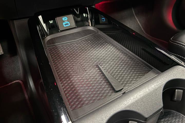 Hvid Ford Mustang Mach-E fra 2025