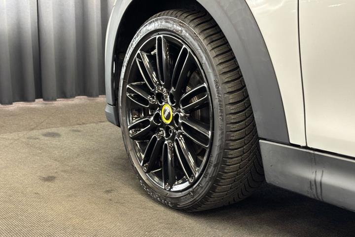 Hvid Mini Cooper fra 2021