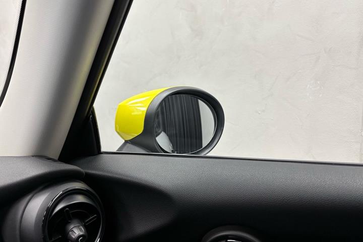 Hvid Mini Cooper fra 2021