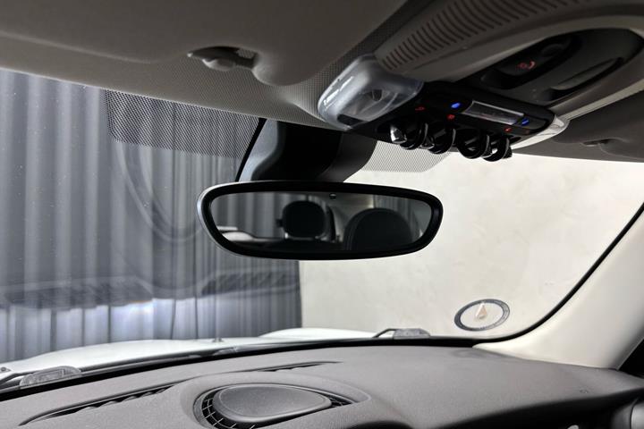 Hvid Mini Cooper fra 2021