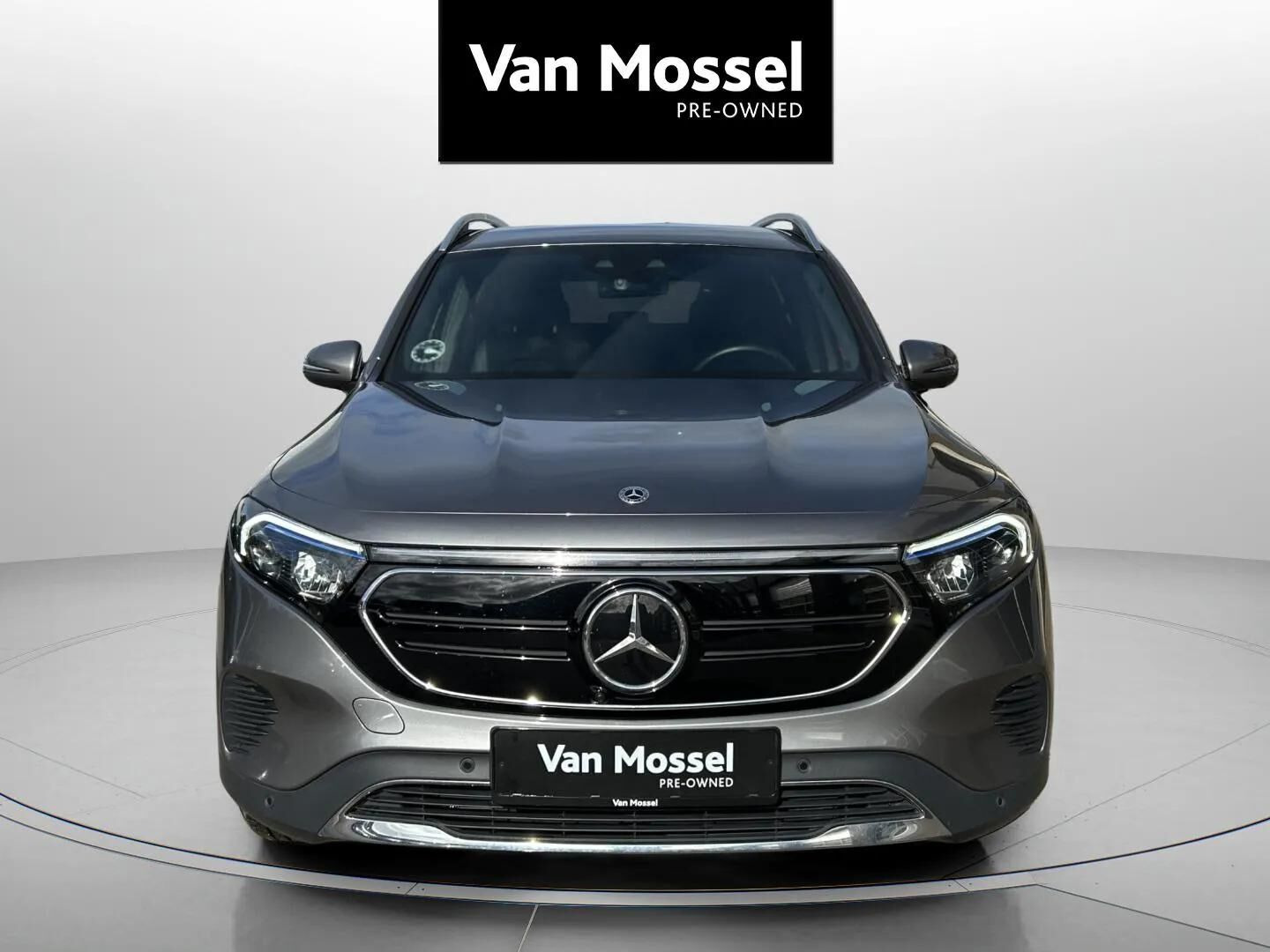 Grå Mercedes EQB250 fra 2023