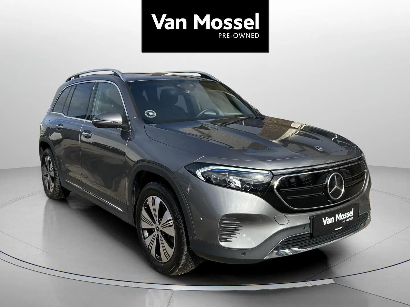 Grå Mercedes EQB250 fra 2023