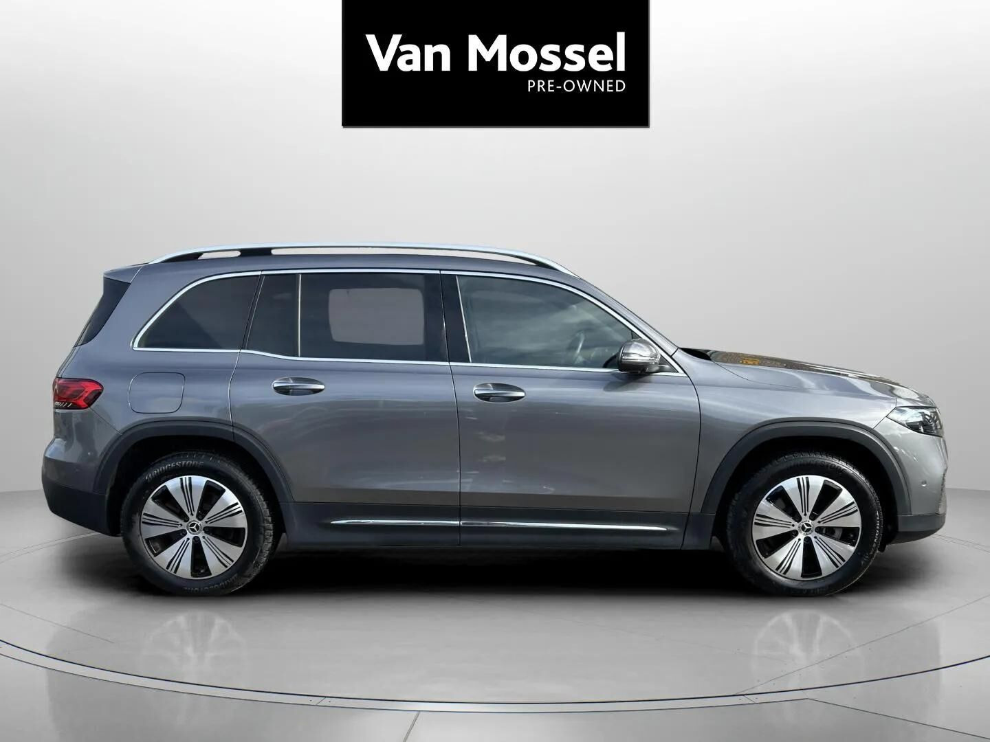 Grå Mercedes EQB250 fra 2023