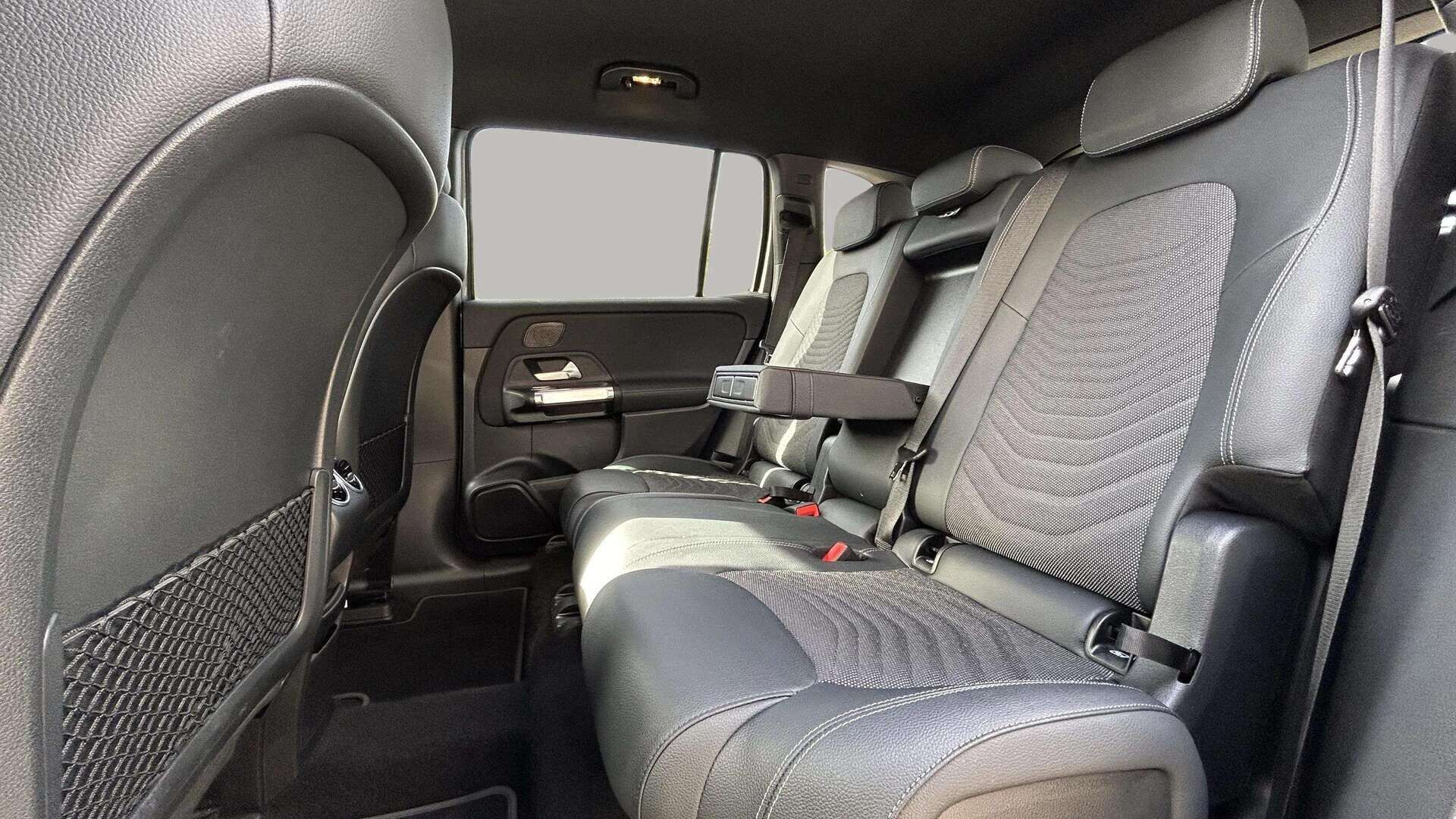 Grå Mercedes EQB250 fra 2023
