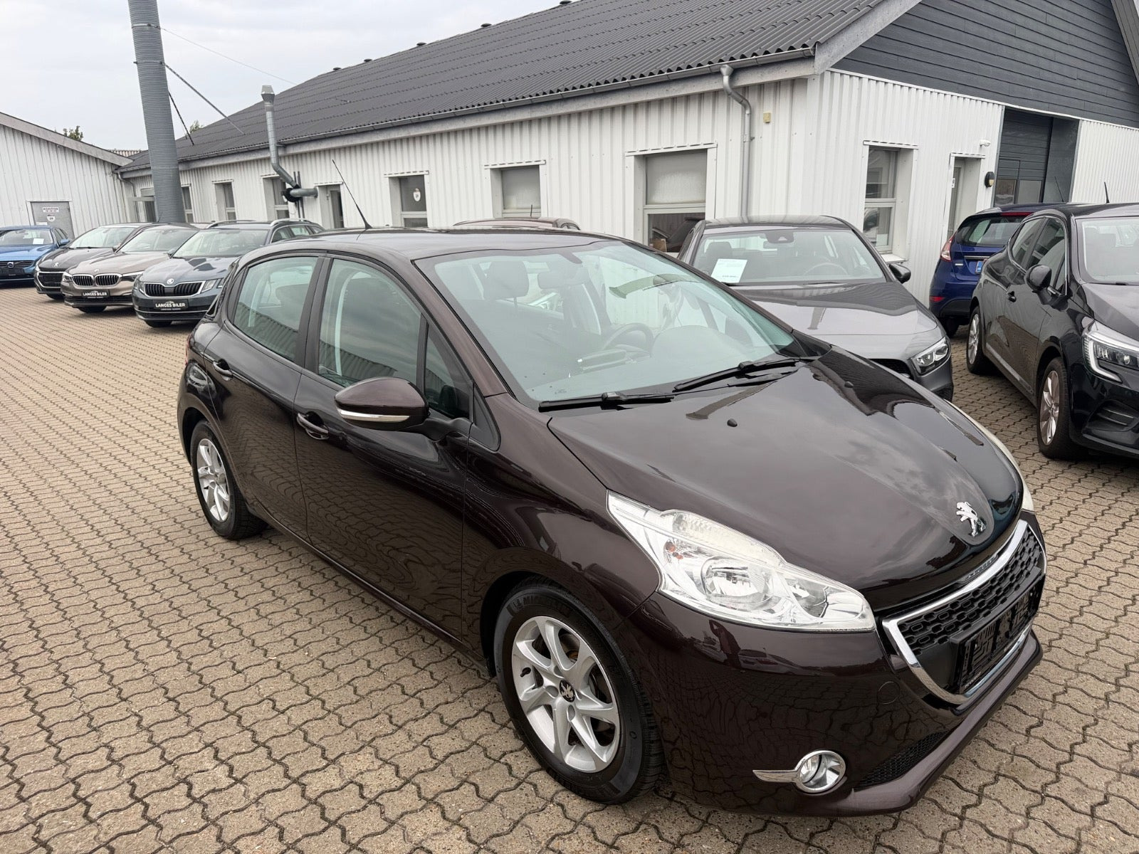 Brun Peugeot 208 fra 2012