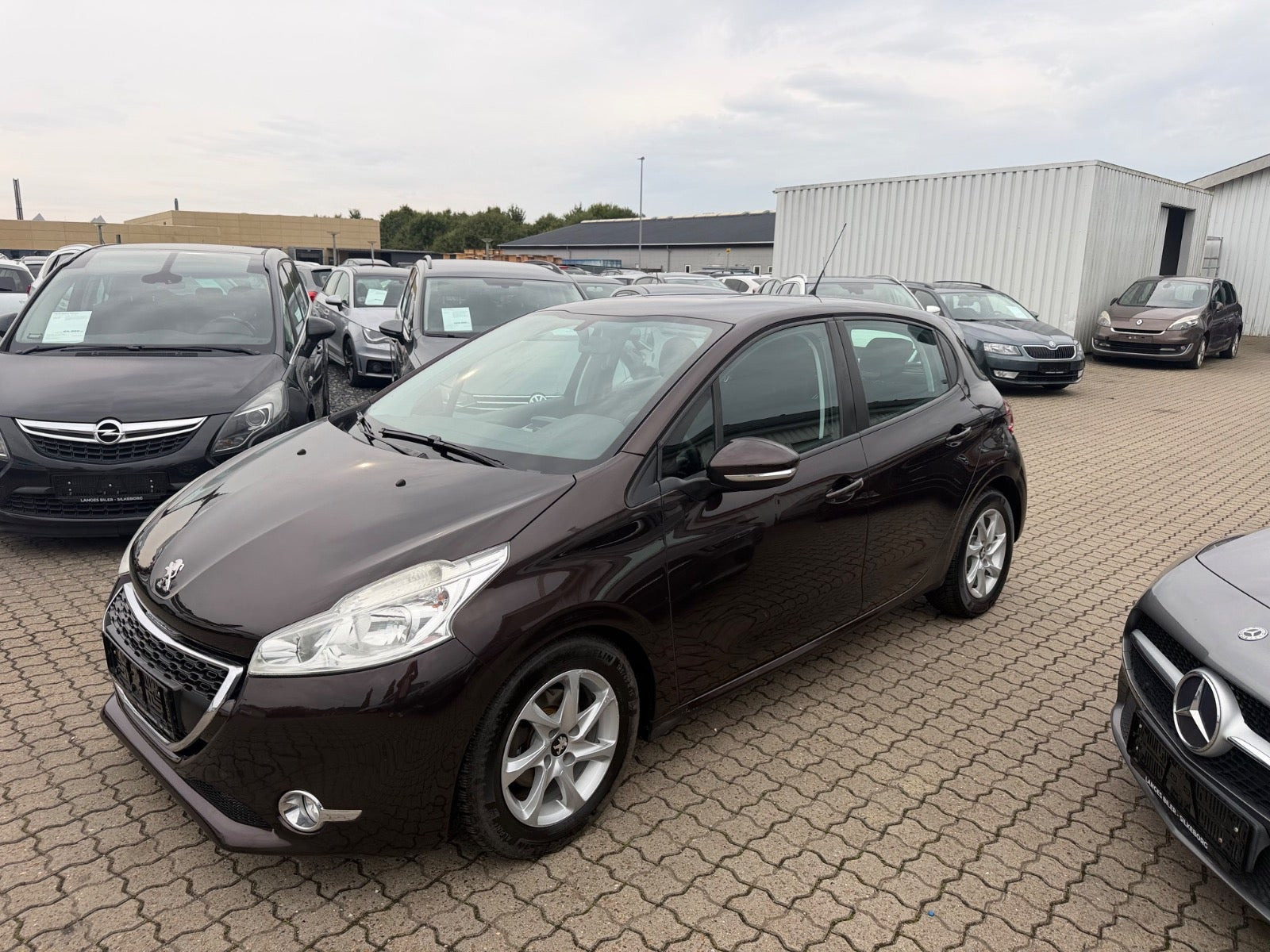 Brun Peugeot 208 fra 2012