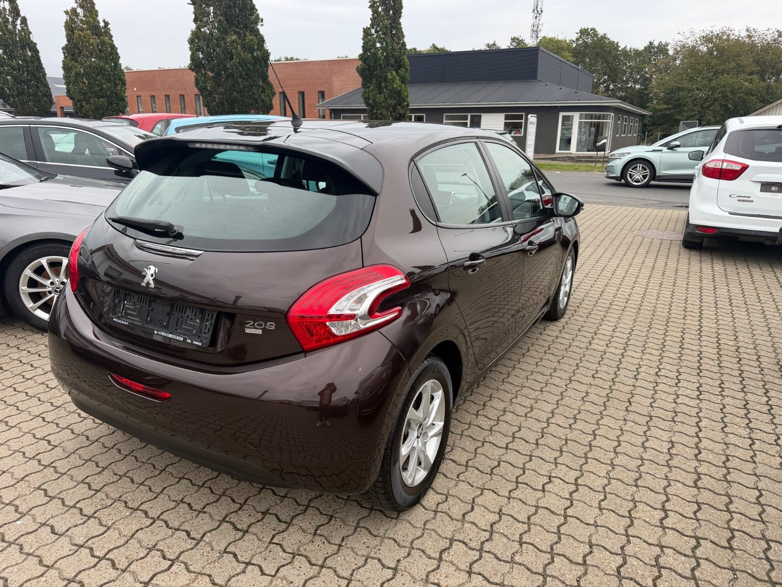 Brun Peugeot 208 fra 2012