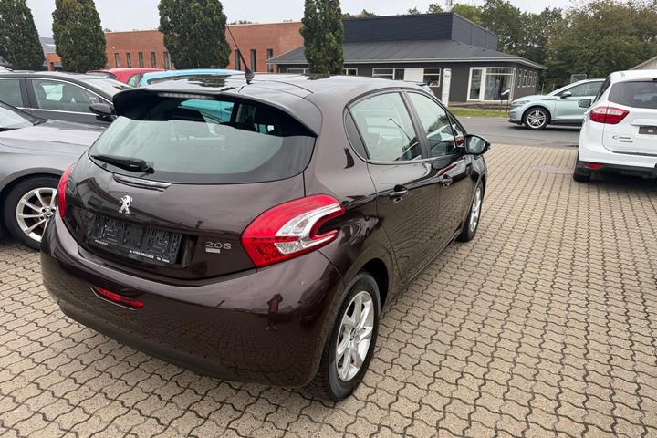 Brun Peugeot 208 fra 2012