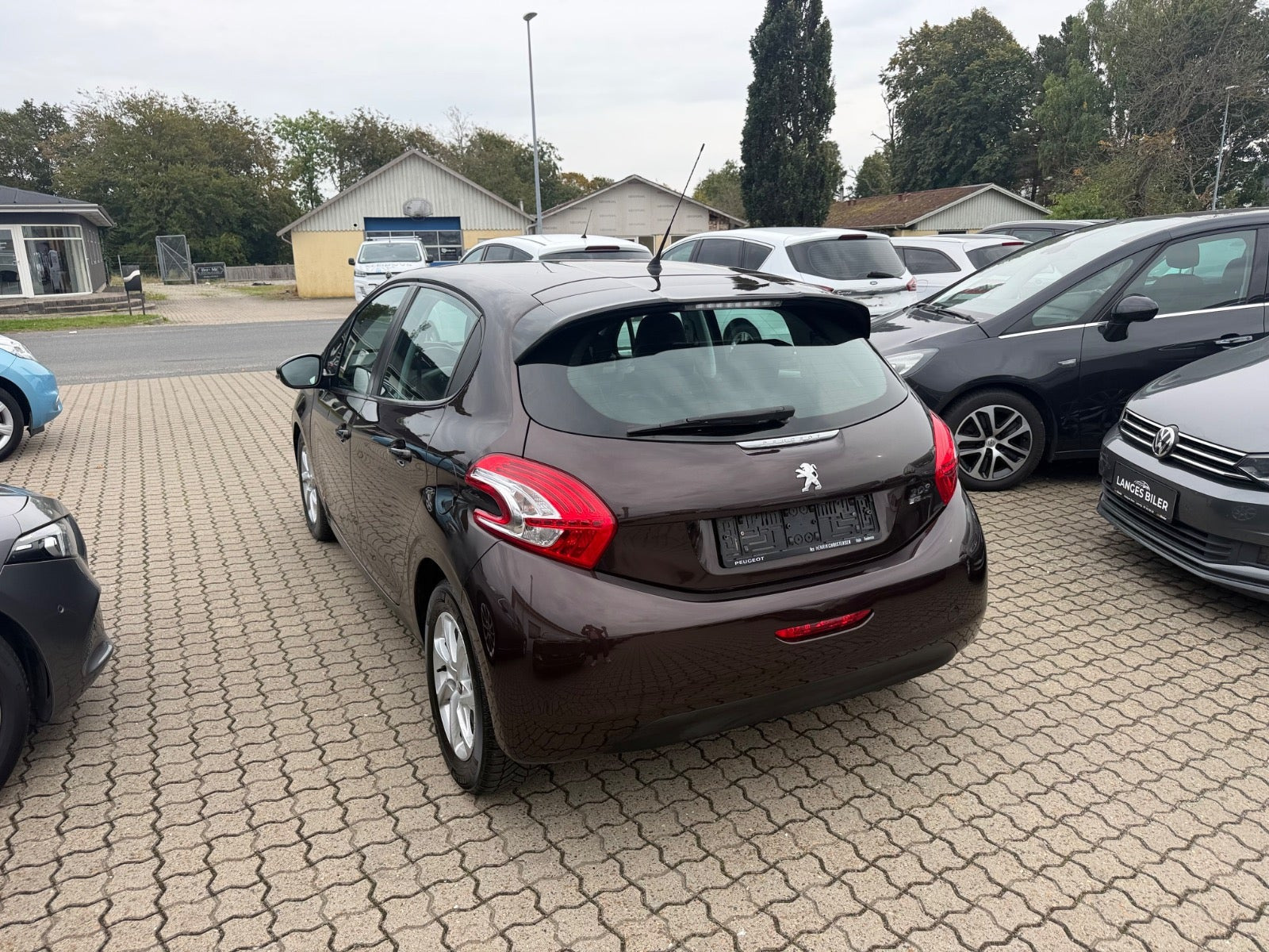 Brun Peugeot 208 fra 2012