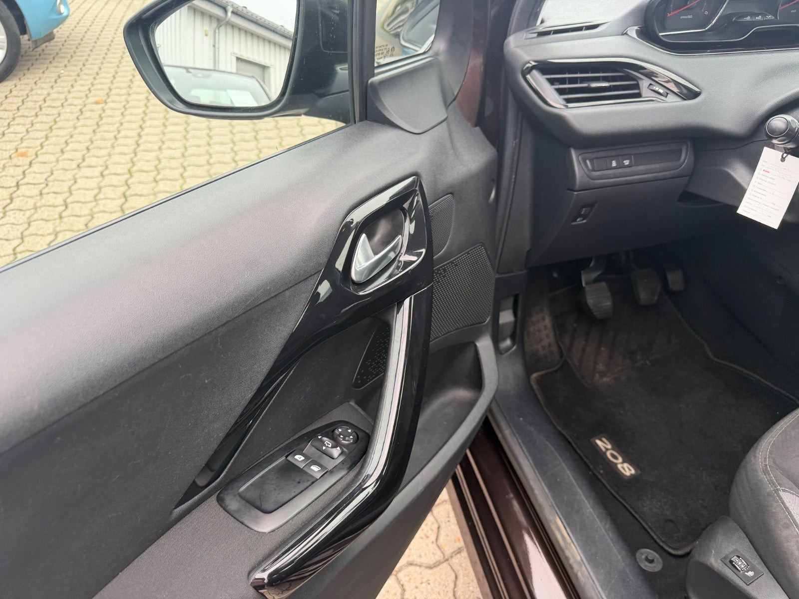 Brun Peugeot 208 fra 2012