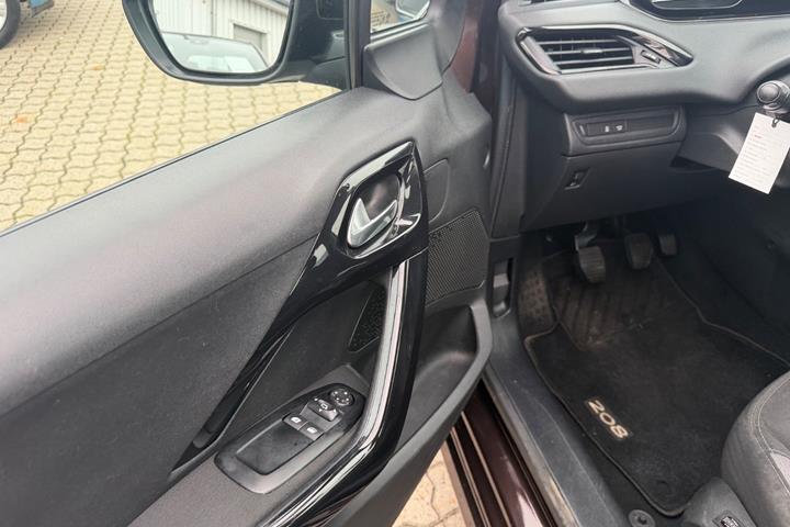 Brun Peugeot 208 fra 2012