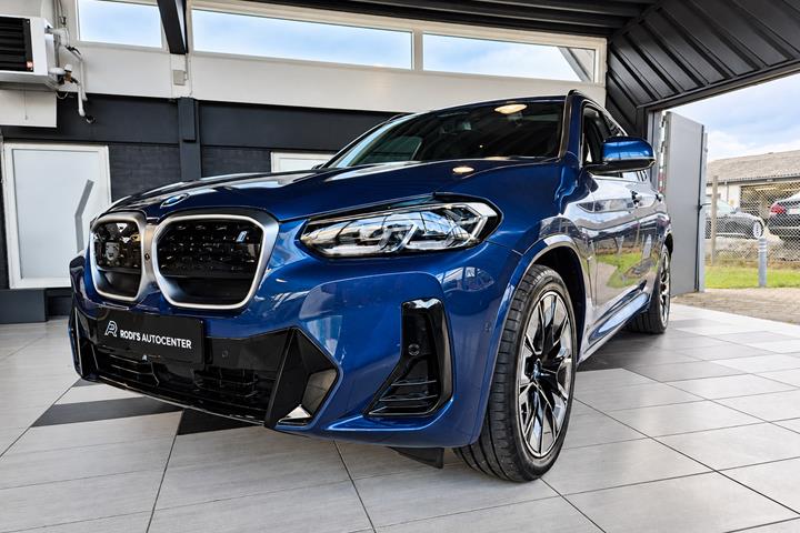 Blå BMW iX3 fra 2022
