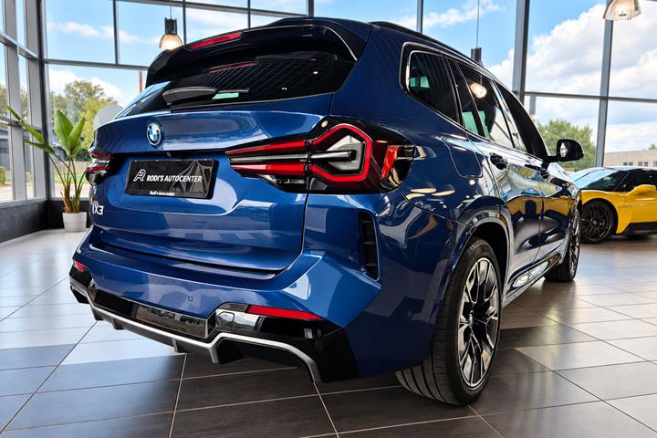 Blå BMW iX3 fra 2022