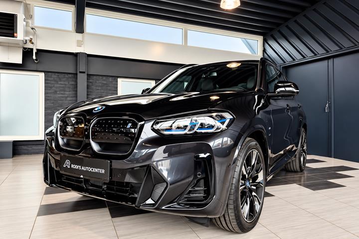 Grå BMW iX3 fra 2022