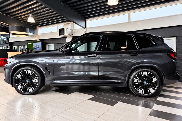 Grå BMW iX3 fra 2022