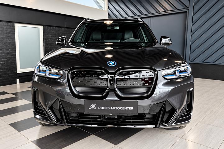 Grå BMW iX3 fra 2022