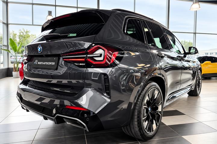 Grå BMW iX3 fra 2022