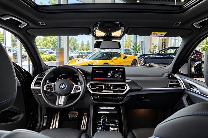 Grå BMW iX3 fra 2022