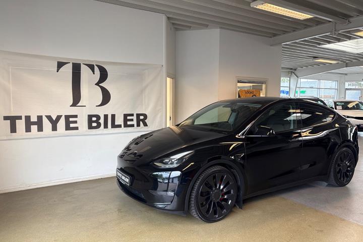 Sort Tesla Model Y fra 2023 set udefra