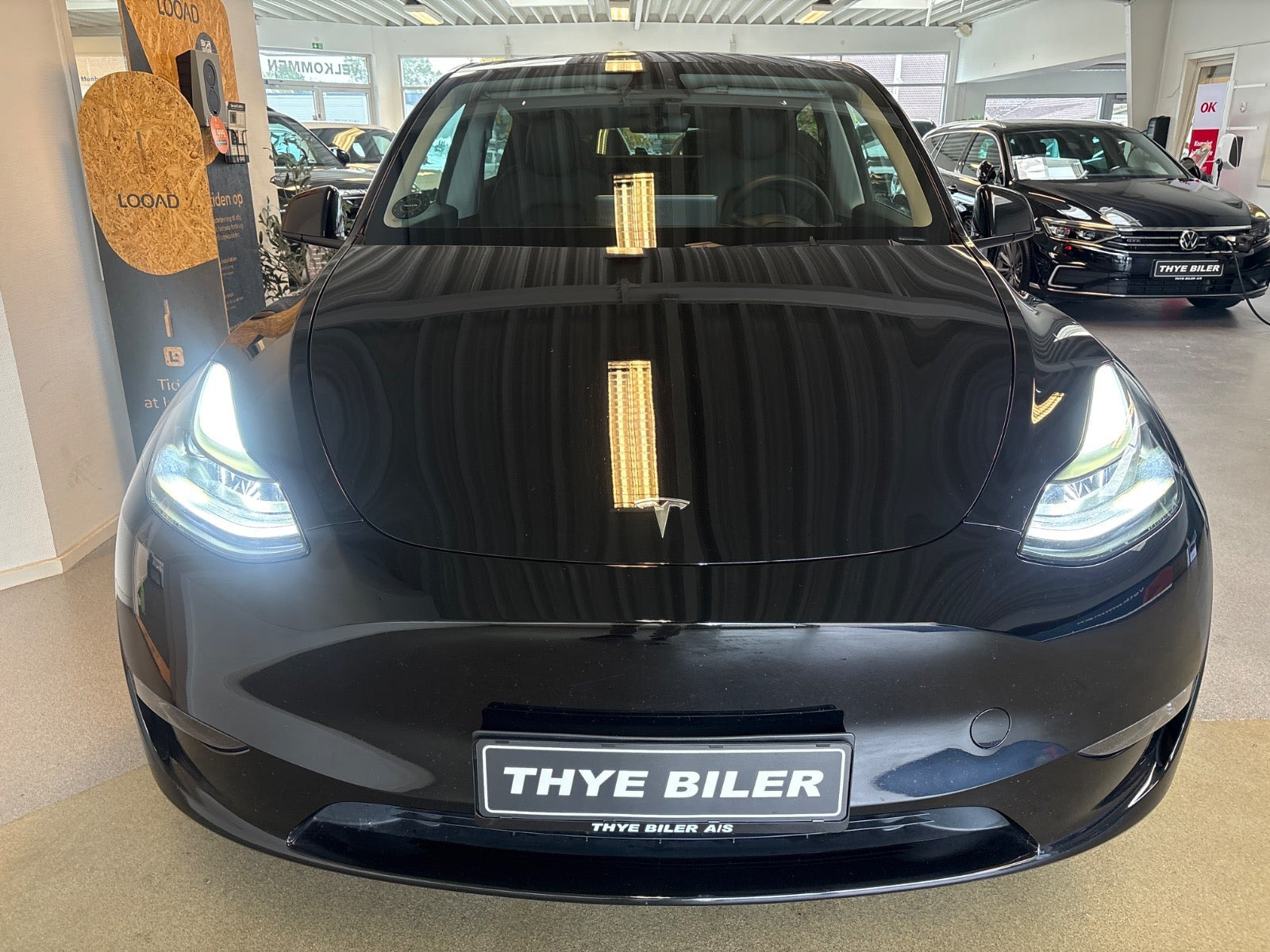 Sort Tesla Model Y fra 2023