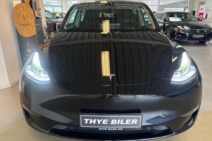 Sort Tesla Model Y fra 2023