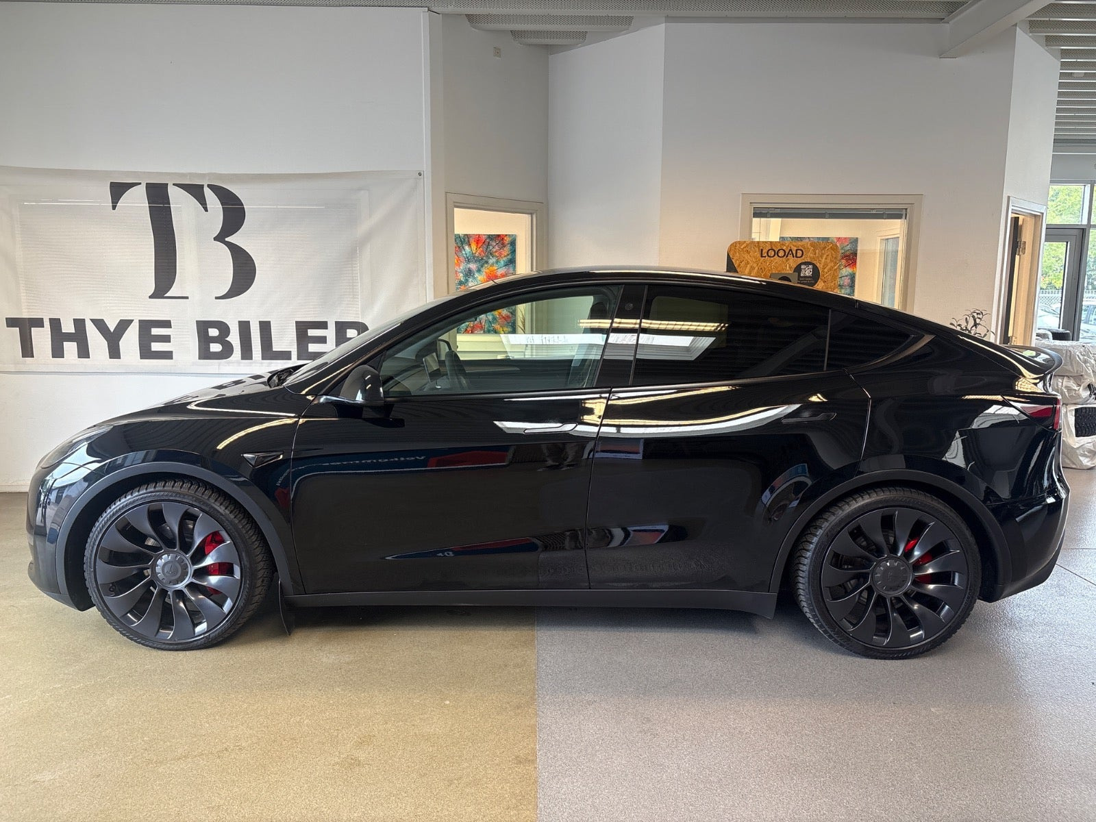 Sort Tesla Model Y fra 2023