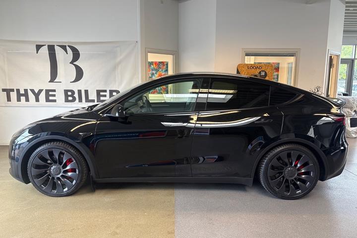 Sort Tesla Model Y fra 2023
