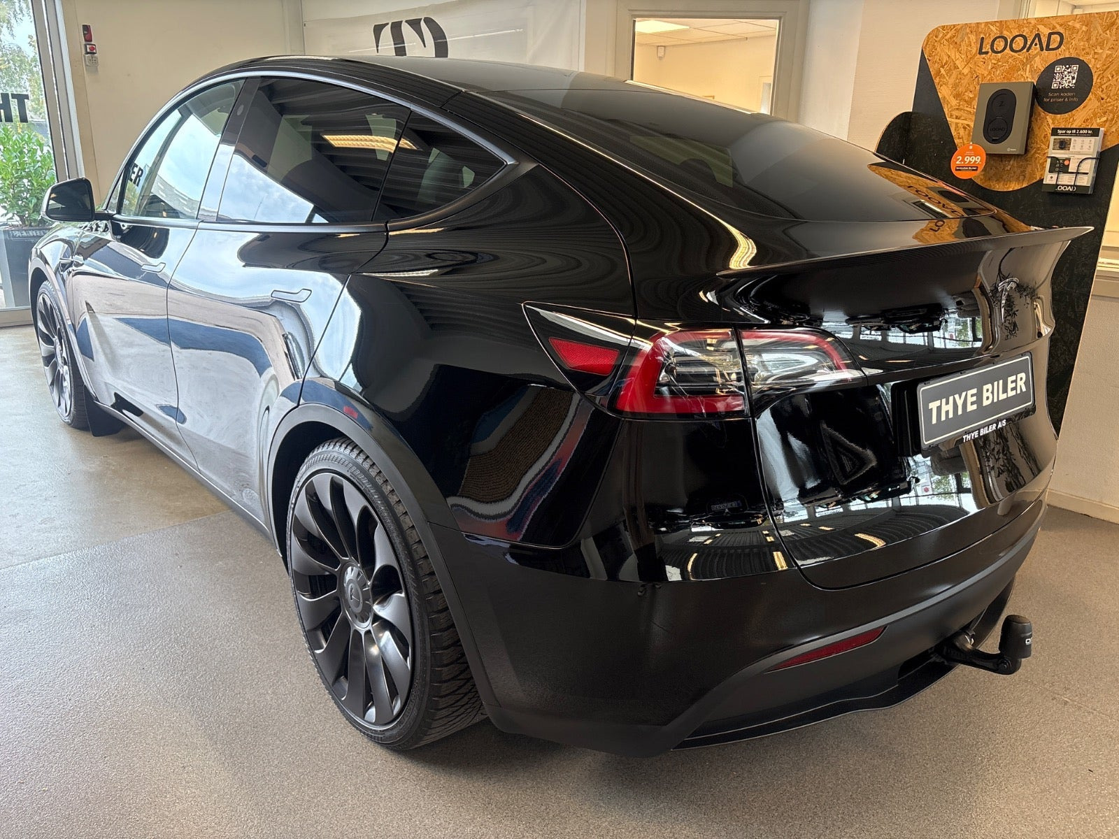 Sort Tesla Model Y fra 2023
