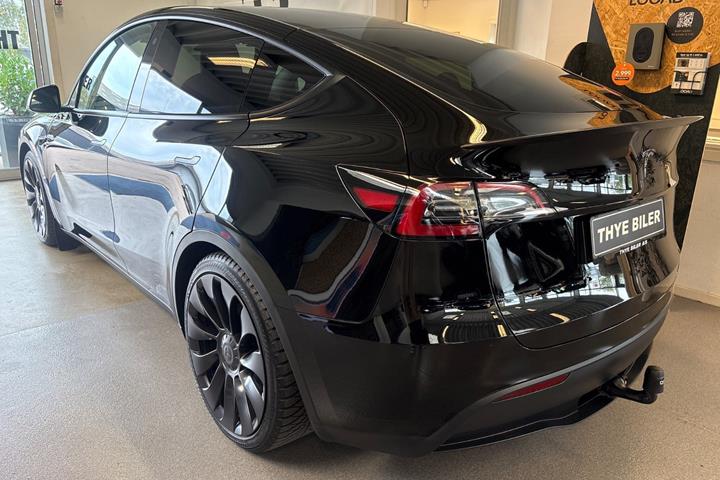 Sort Tesla Model Y fra 2023