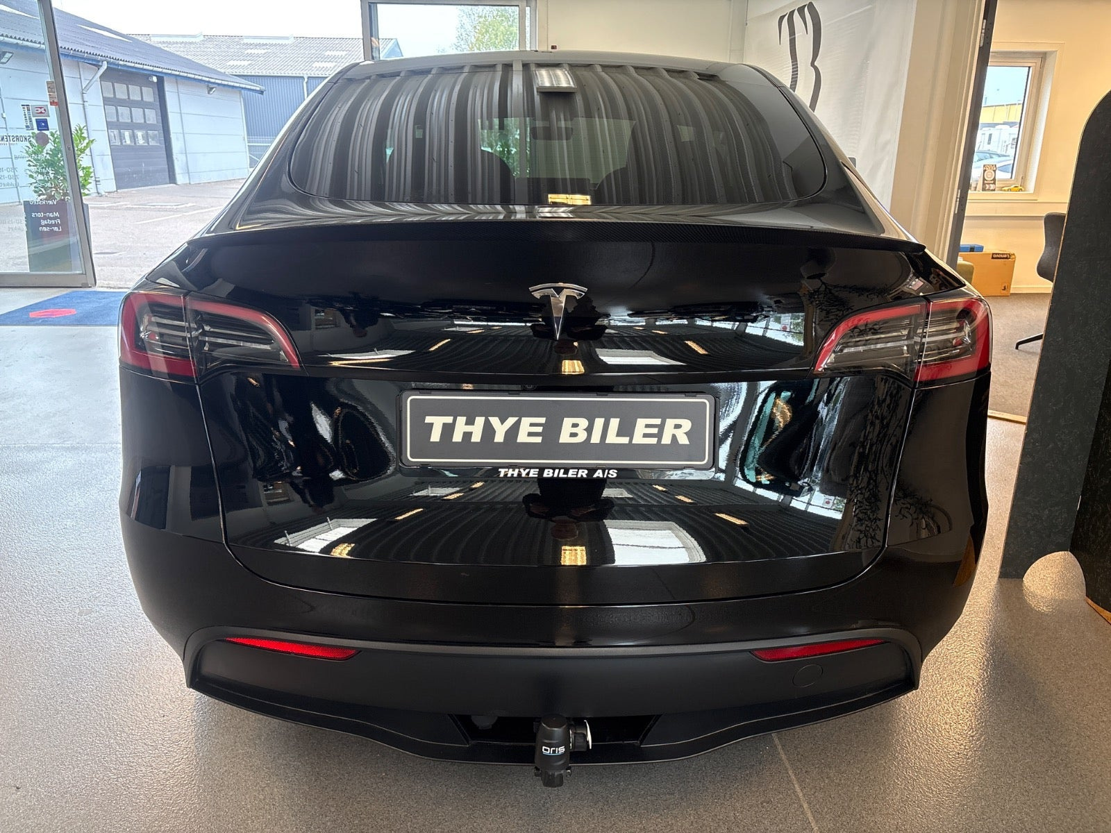 Sort Tesla Model Y fra 2023
