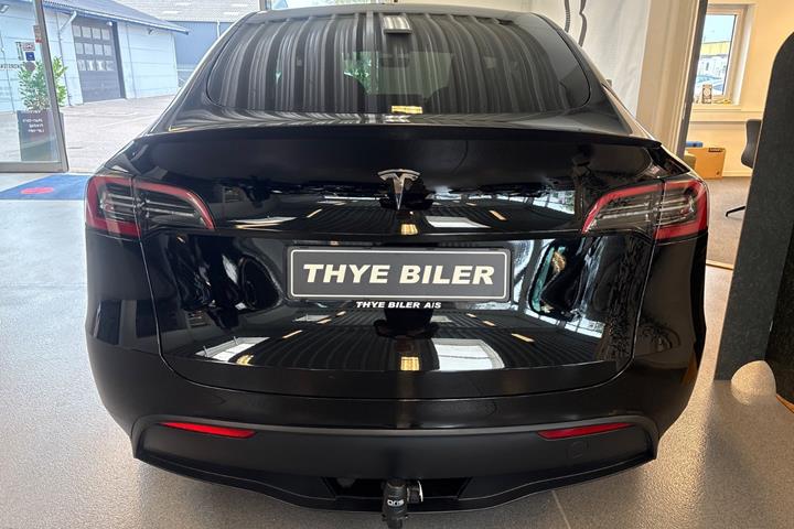Sort Tesla Model Y fra 2023