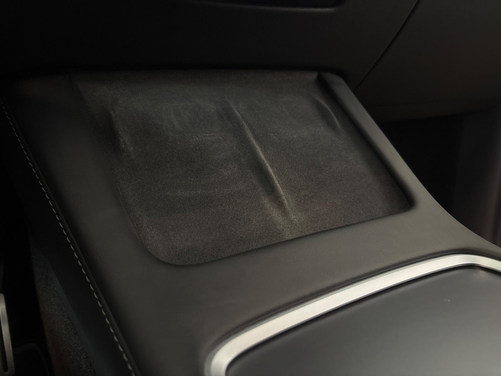 Sort Tesla Model Y fra 2023