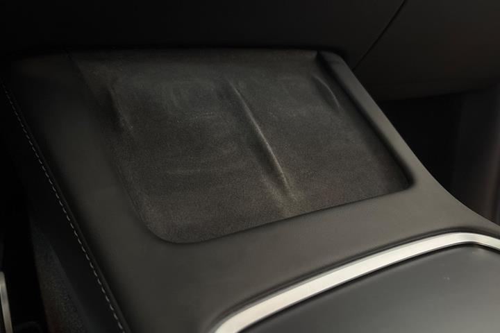 Sort Tesla Model Y fra 2023