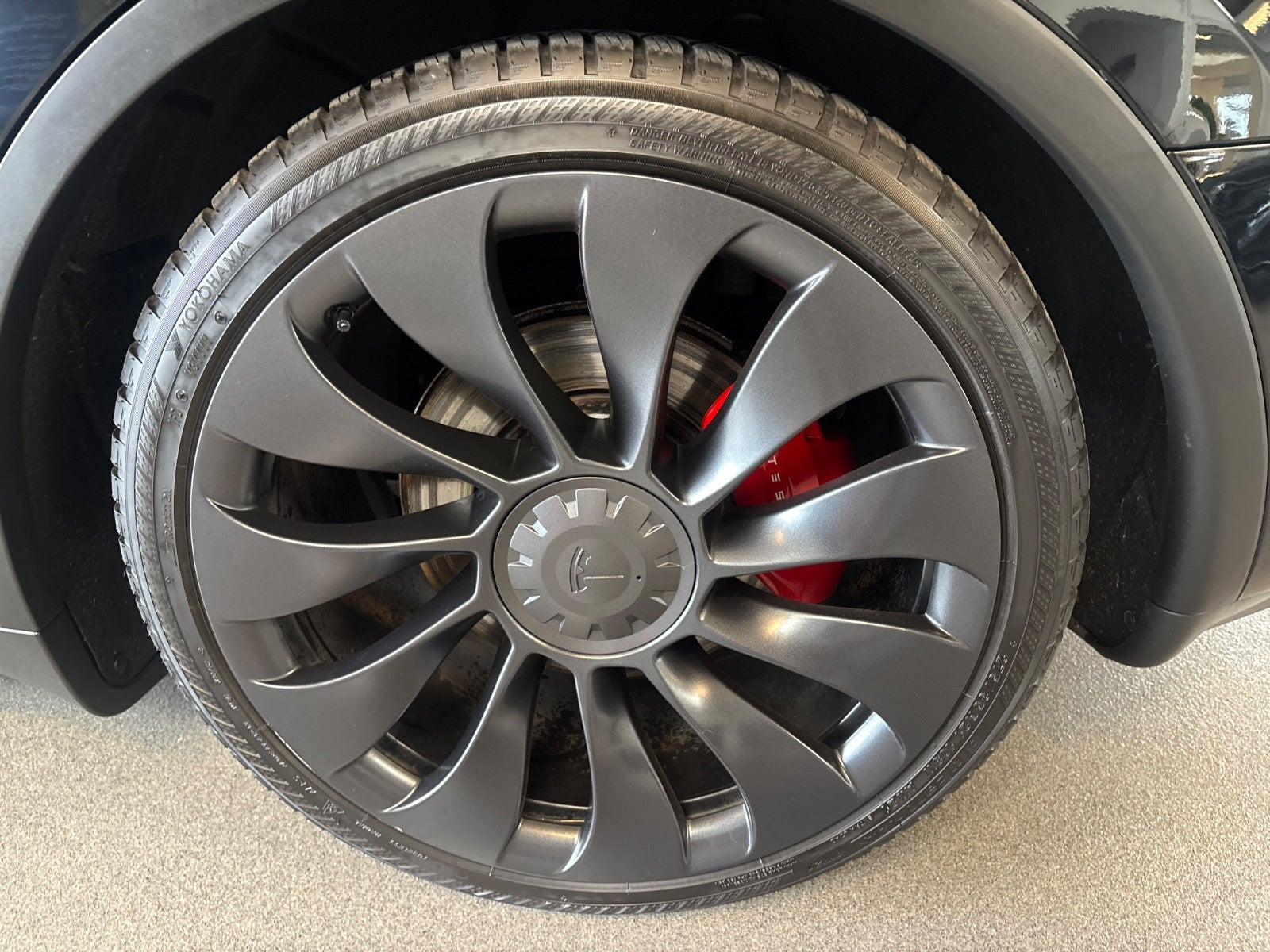 Sort Tesla Model Y fra 2023