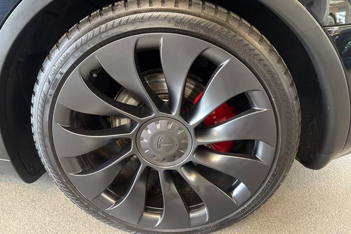 Sort Tesla Model Y fra 2023