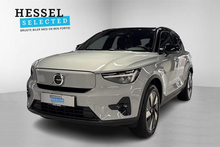 Grå Volvo XC40 fra 2024 set udefra