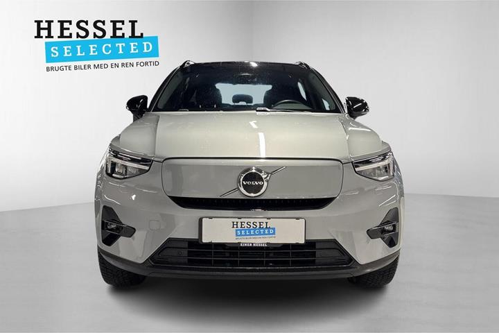 Grå Volvo XC40 fra 2024