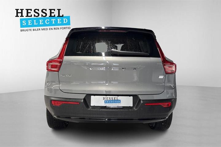 Grå Volvo XC40 fra 2024