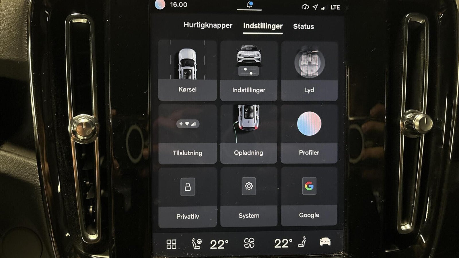 Grå Volvo XC40 fra 2024