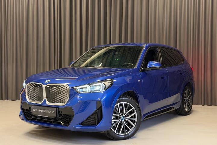Blå BMW iX1 fra 2024 set udefra