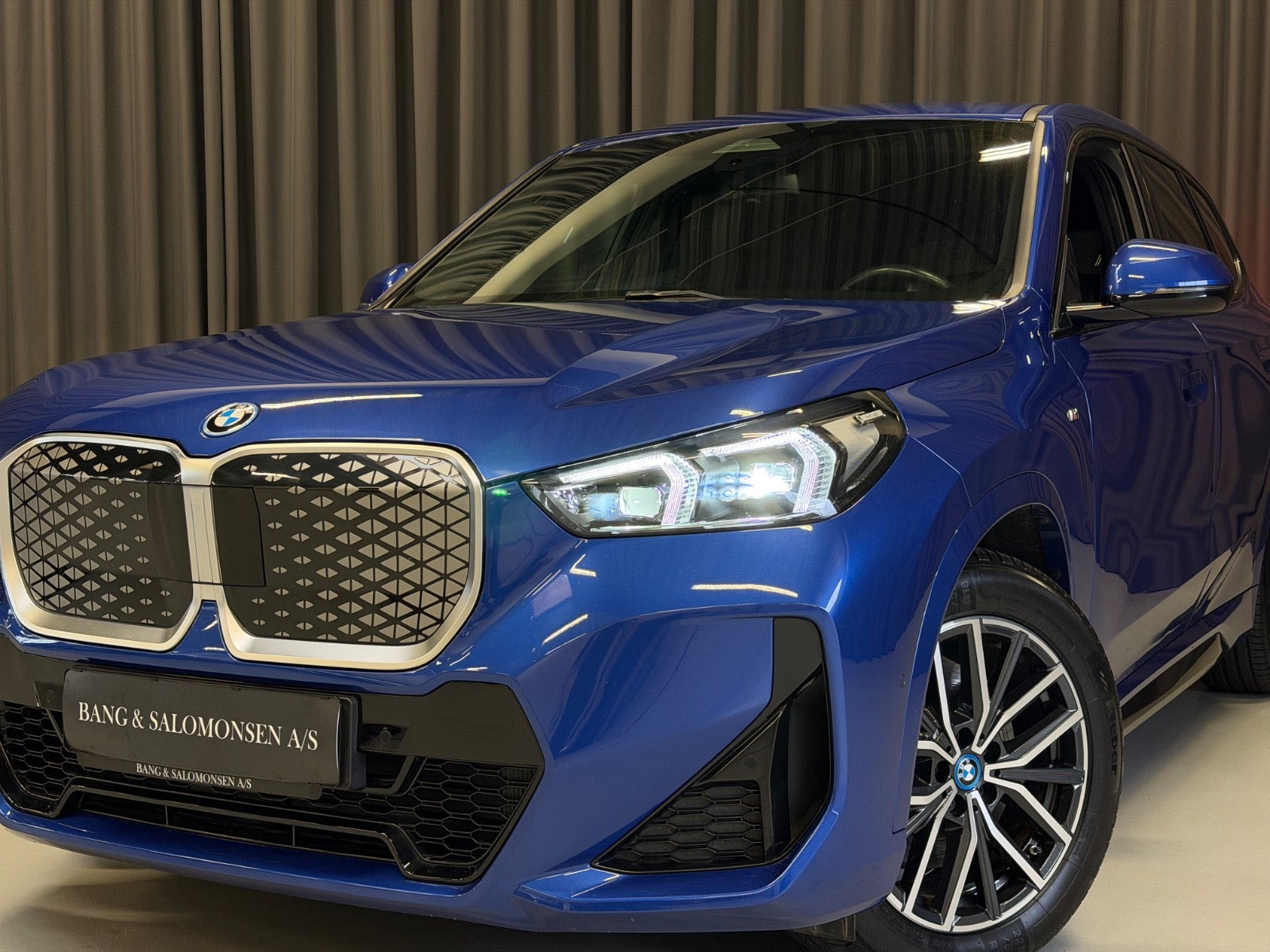 Blå BMW iX1 fra 2024