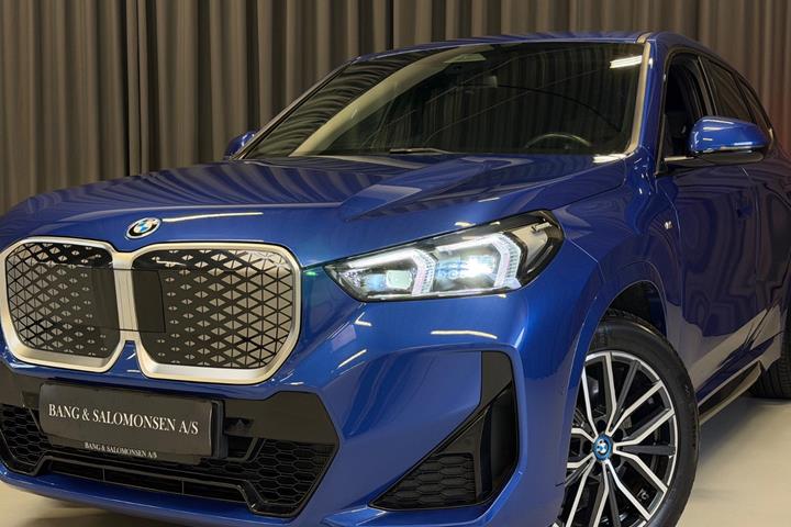Blå BMW iX1 fra 2024