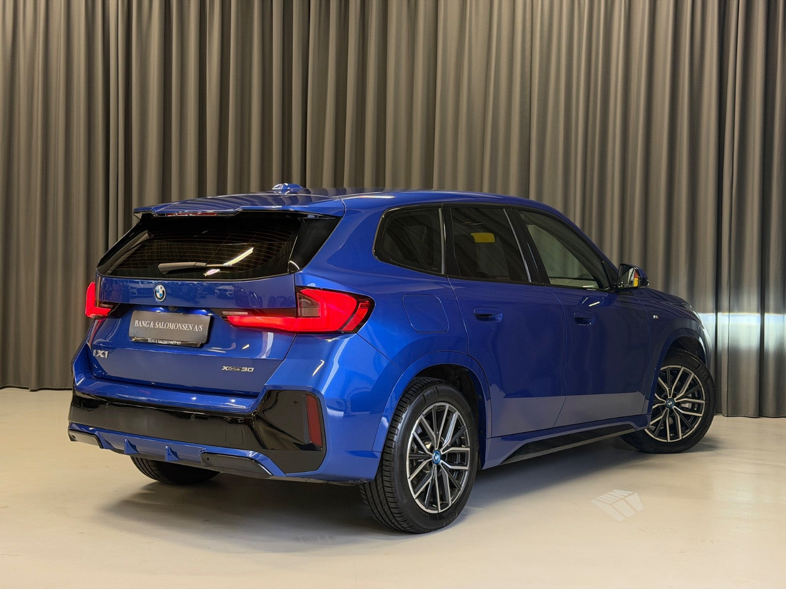 Blå BMW iX1 fra 2024