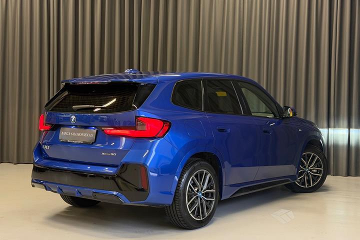 Blå BMW iX1 fra 2024